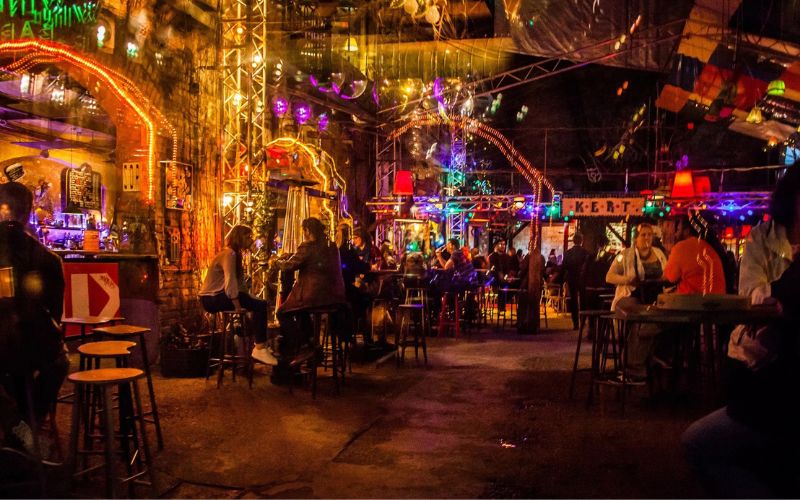 Szimpla Kert: Budapeşte'nin en ünlü ruin barı.